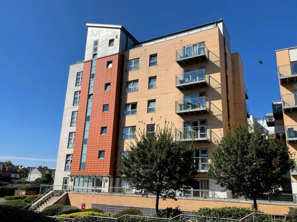 QUEEN MARY GATE E18