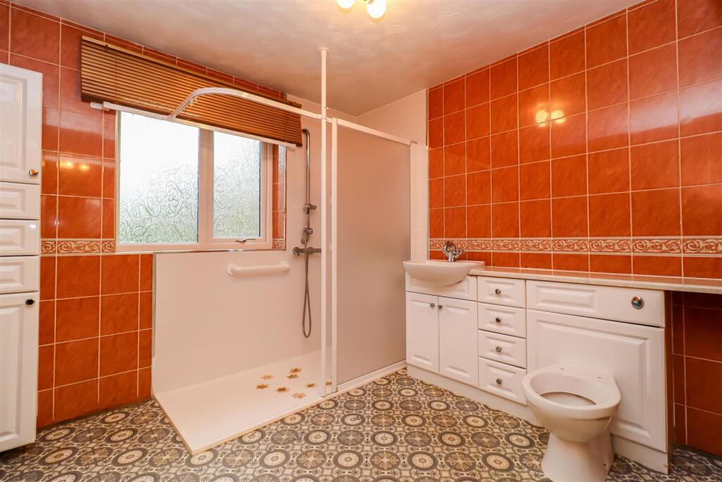 SHOWER ROOM/W.C.