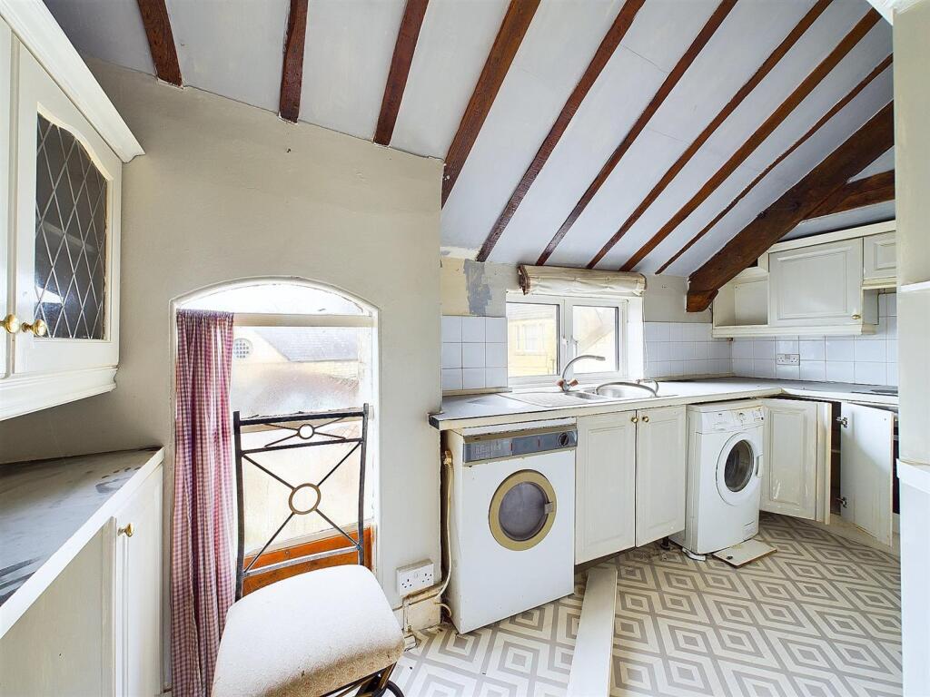 6 - TOP FLOOR 2 BED FLAT.jpg