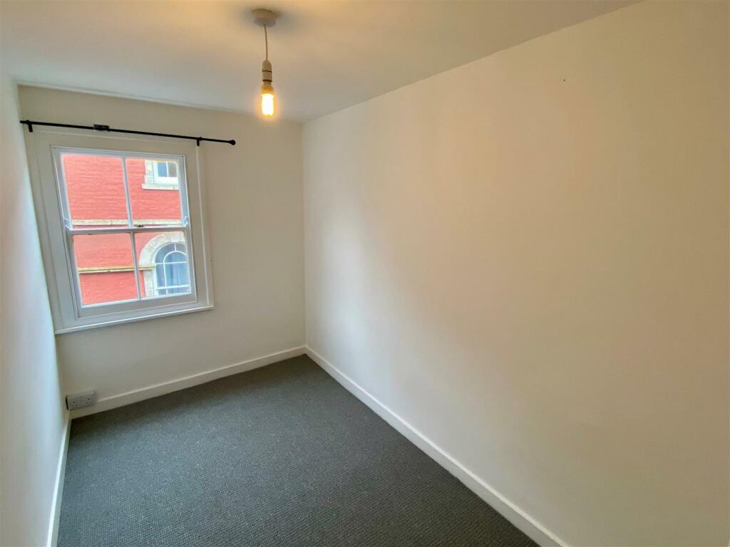 Flat 2, 5 Bank Street Bedroom 2