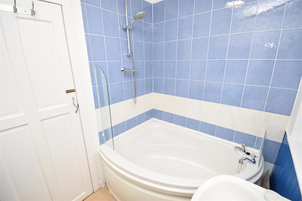 BATHROOM (2).JPG