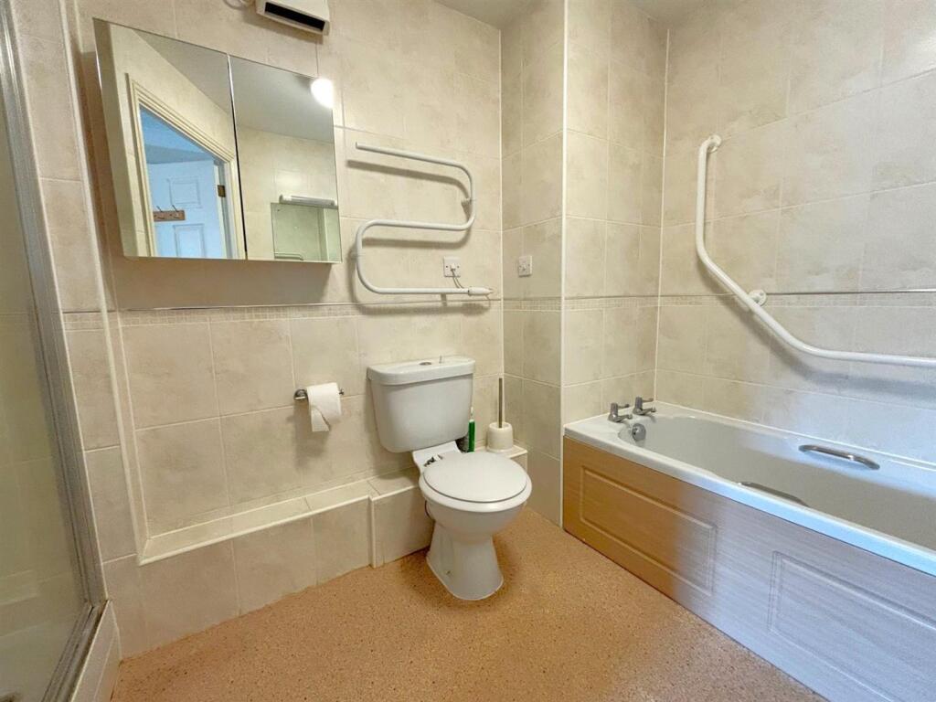 27 oaktree ct bathroom.jpg