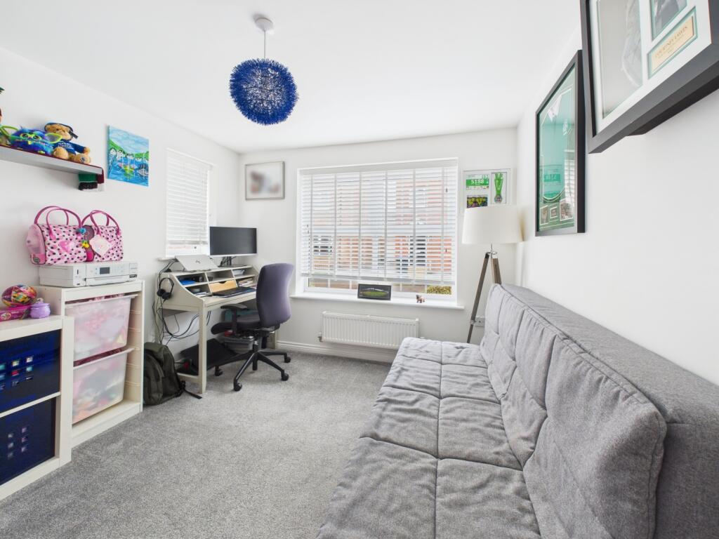 10. CAM04922G0-PR0070-STILL014