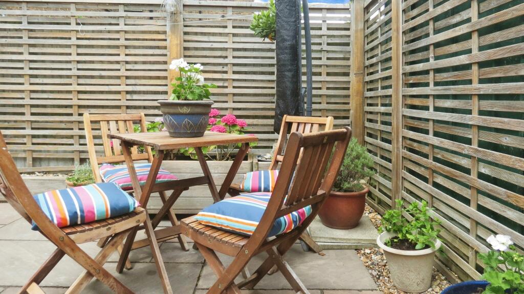 15 GardnenFurniture.JPG