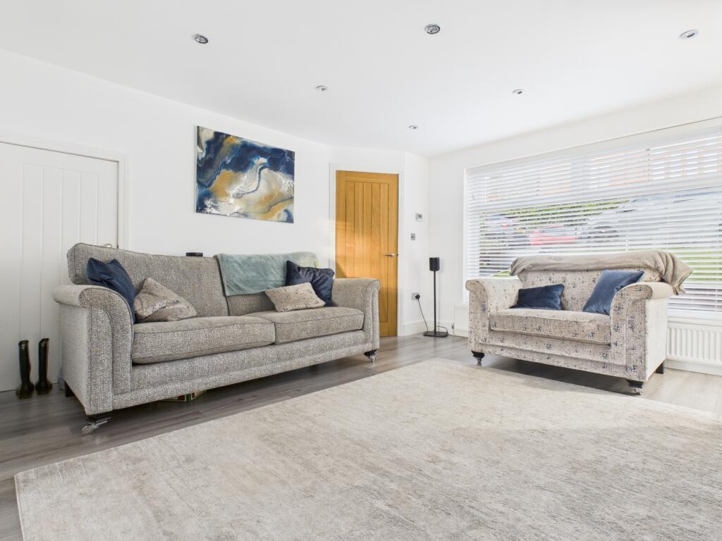 CAM03729G0-PR0191-STILL003