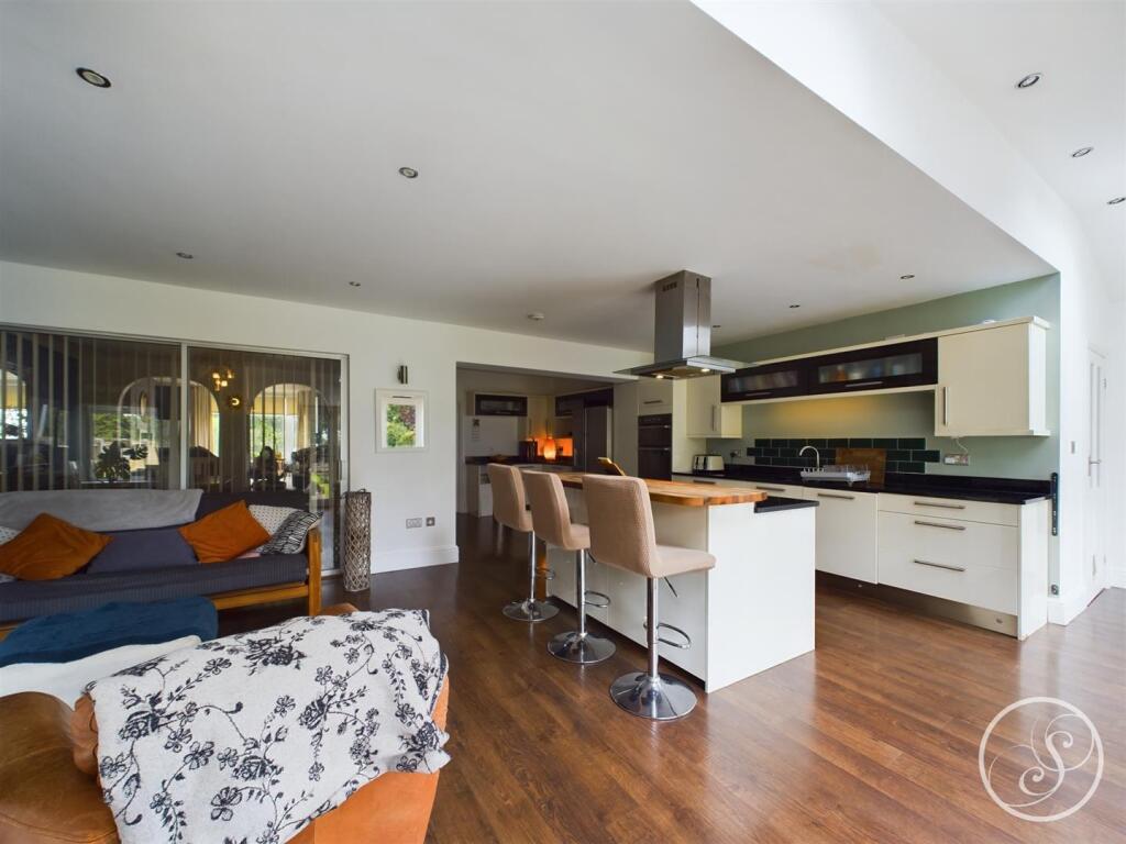 KITCHEN/DINER/FAMILY ROOM