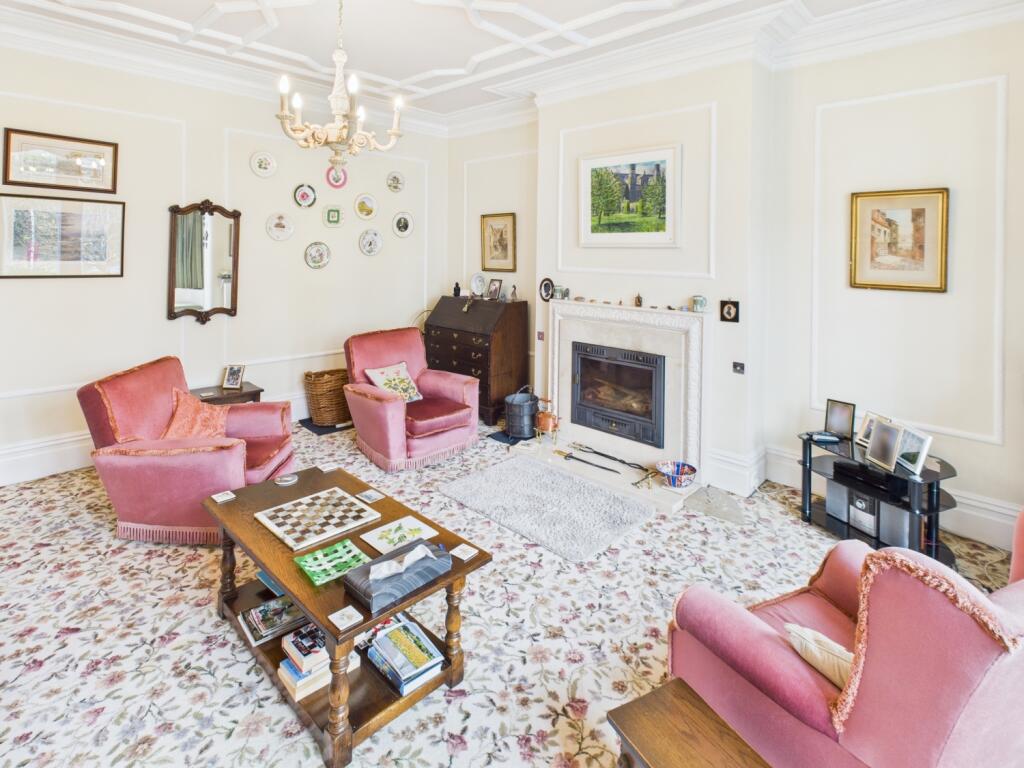 CAM04233G0-PR0042-STILL028