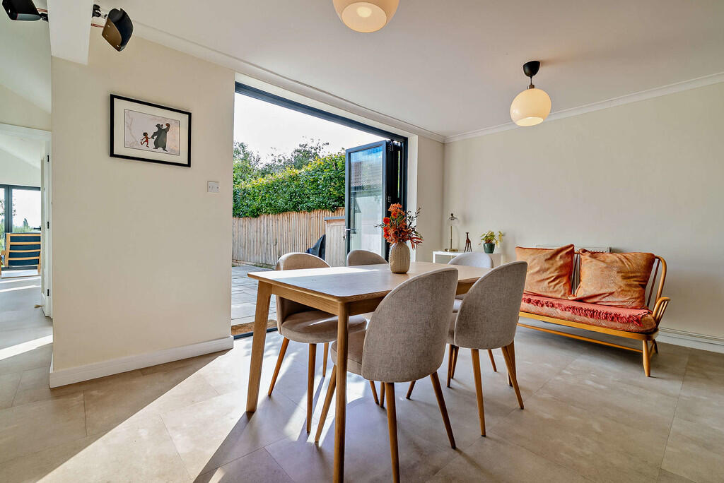 8664108-interior1...