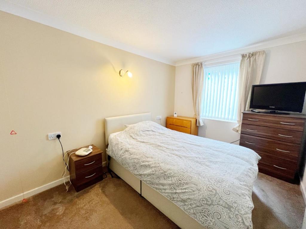 Bedroom 1 pic 1.jpg