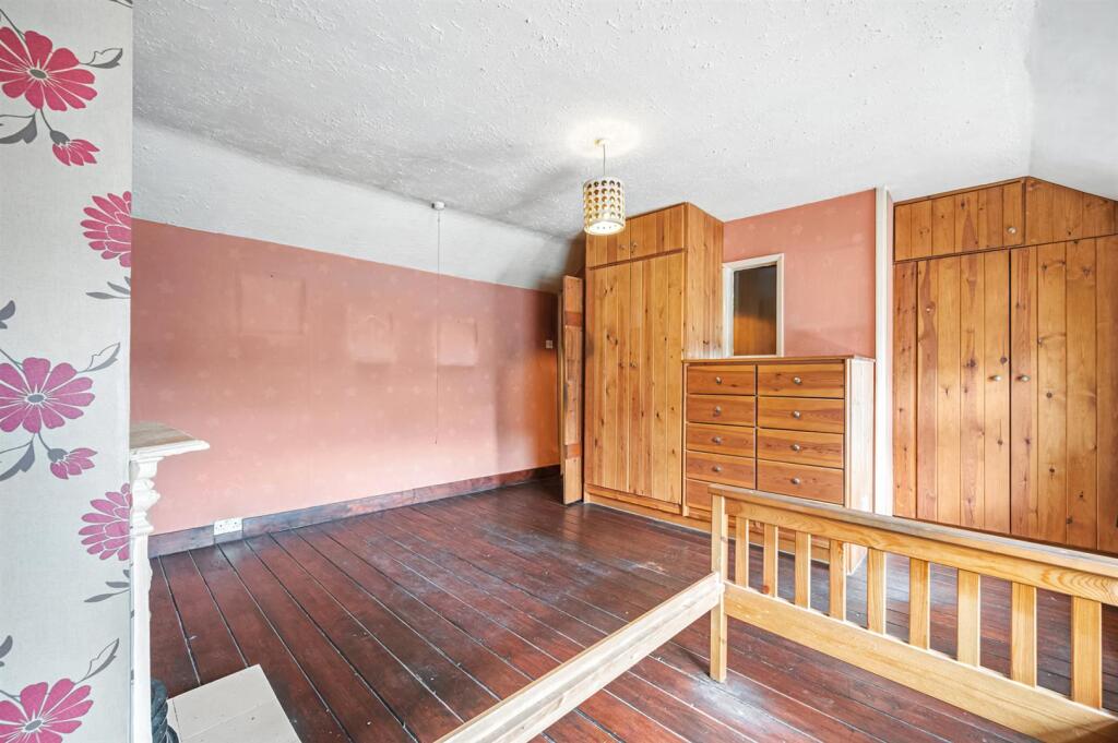 Bedroom to fitted wardrobes.jpg
