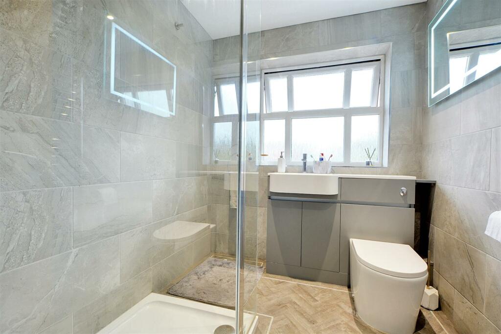 FAMILY SHOWER ROOM