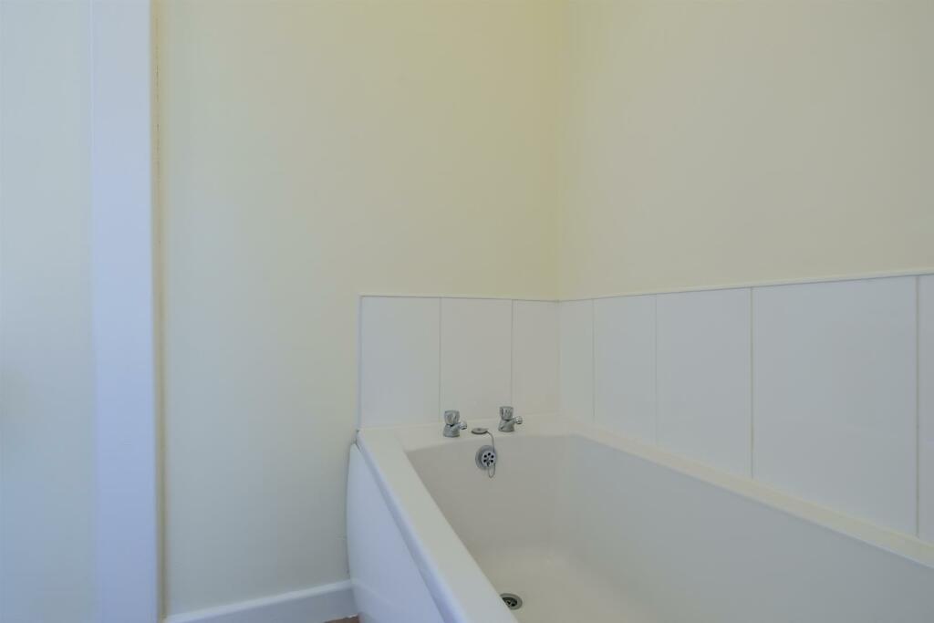 011-8 Lawhill Rd Law ML8 5JQ.jpg