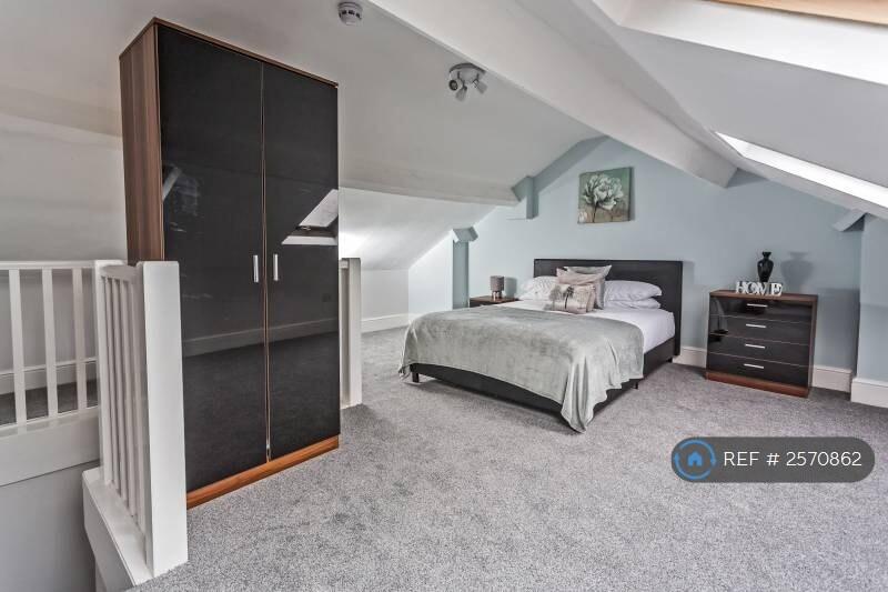 Large Attic Room - Let