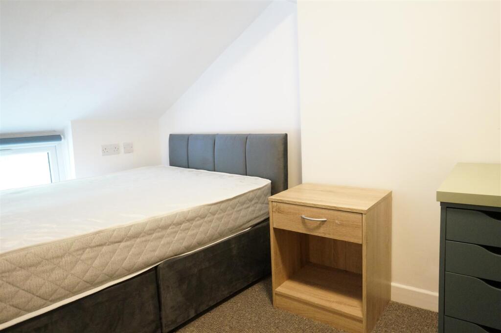 bedroom 4 .JPG