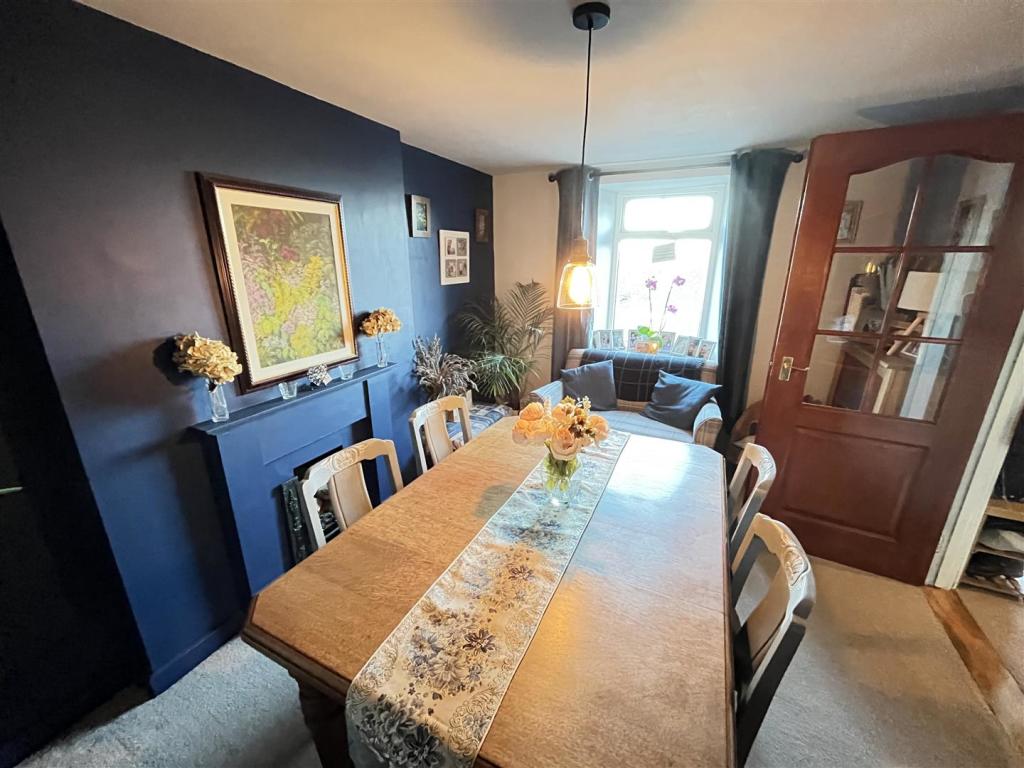 ATTRACTIVE DINING AREA