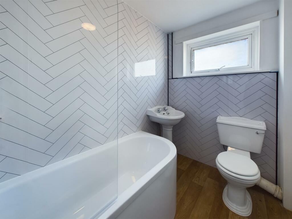 51 Carneton Close Bathroom