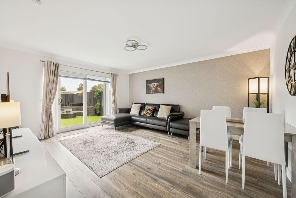 Lounge / Dining Area