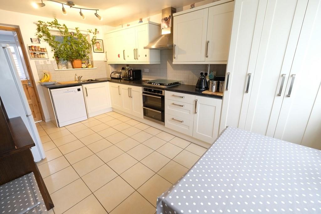 KITCHEN/BREAKFAST 