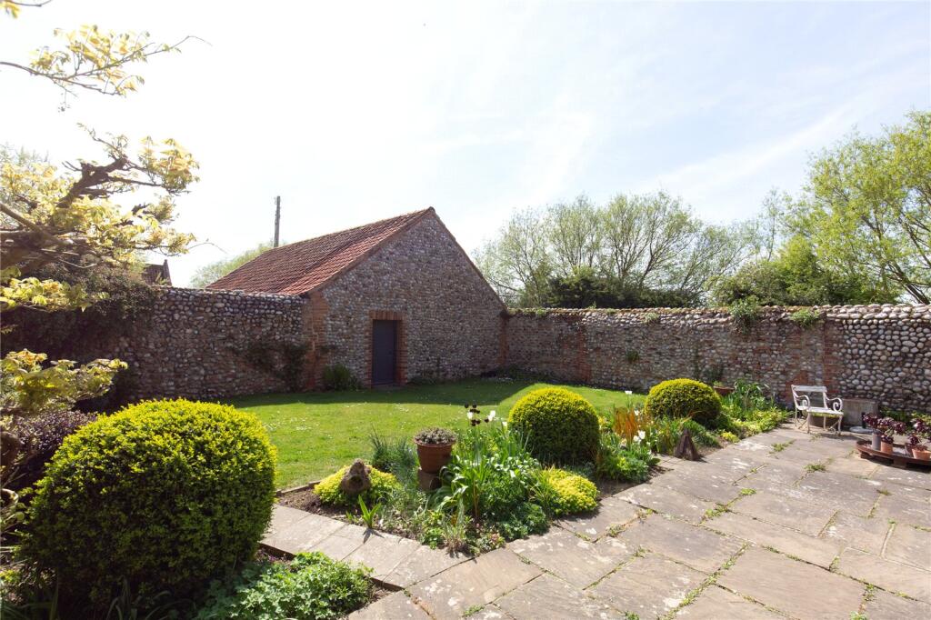 Front Garden &amp; Barn