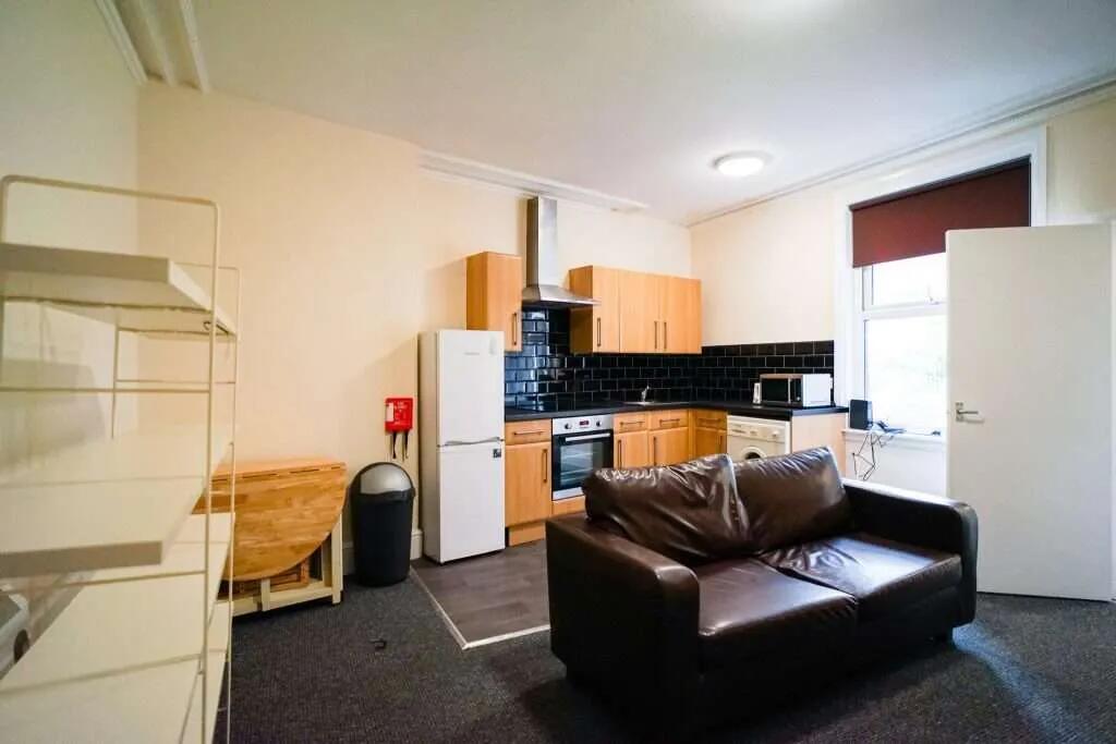 Flat_3_146_Broomspring_Lane