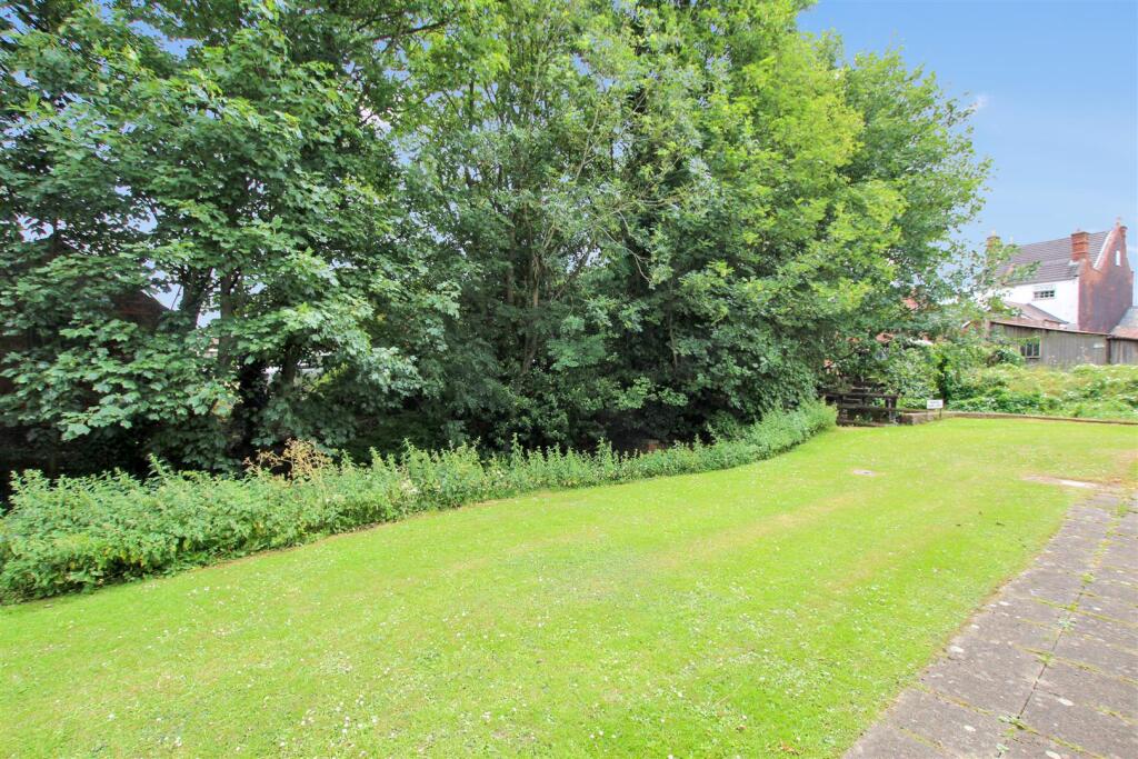 Communal Rear Gardeen.JPG