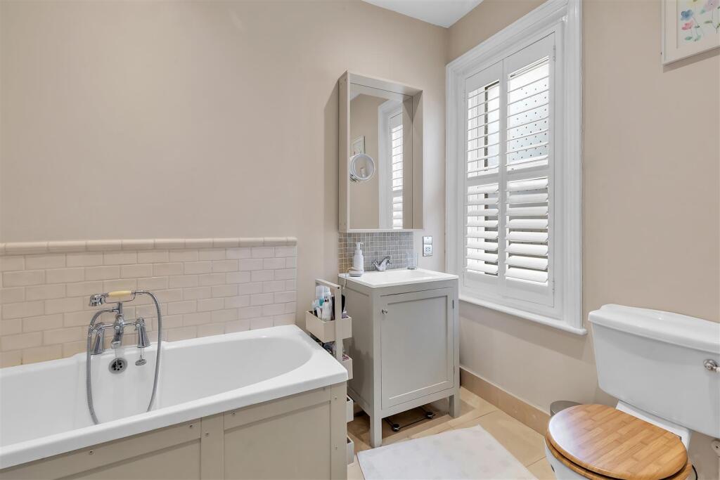 Bathroom 1a.jpg
