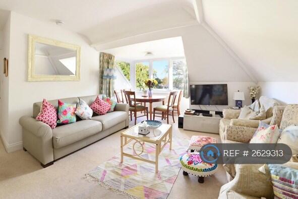 Beautiful Living Space In Apt