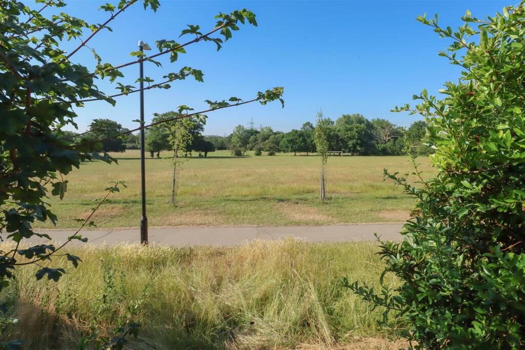 10 BERENS CLOSE OUTSIDE-4.jpg