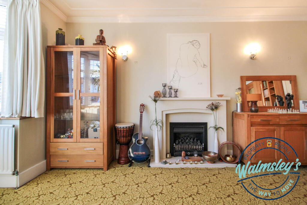 Front sitting room detail