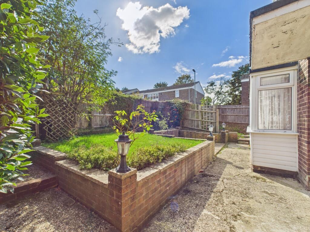 EweMove Basingstoke Estate Agents - Cleveland Clos