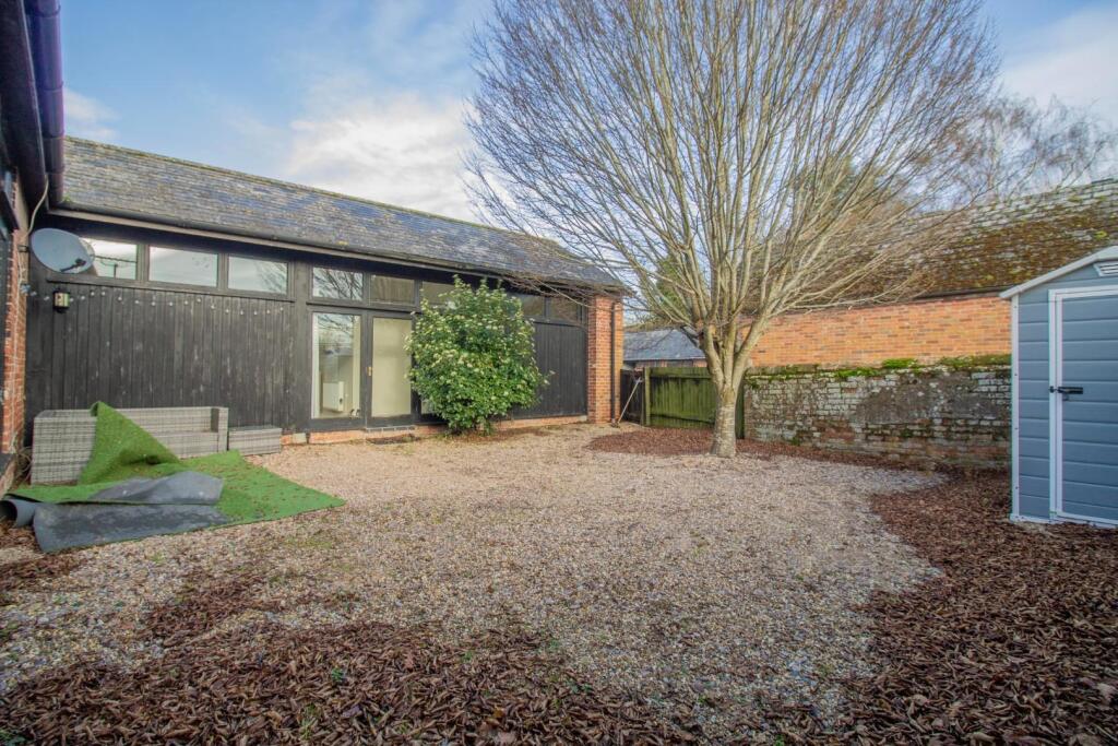 2 Dovedon Mews, Whepstead [Courtyard Garden] 05.jp