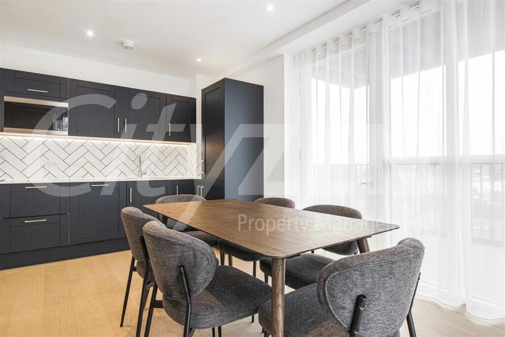 KITCHEN/RECEPTION