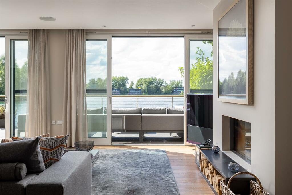 22 - 19 Longcross Causeway - GL7 3DT - Web.jpg