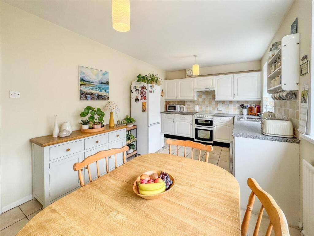 BREAKFASTING KITCHEN