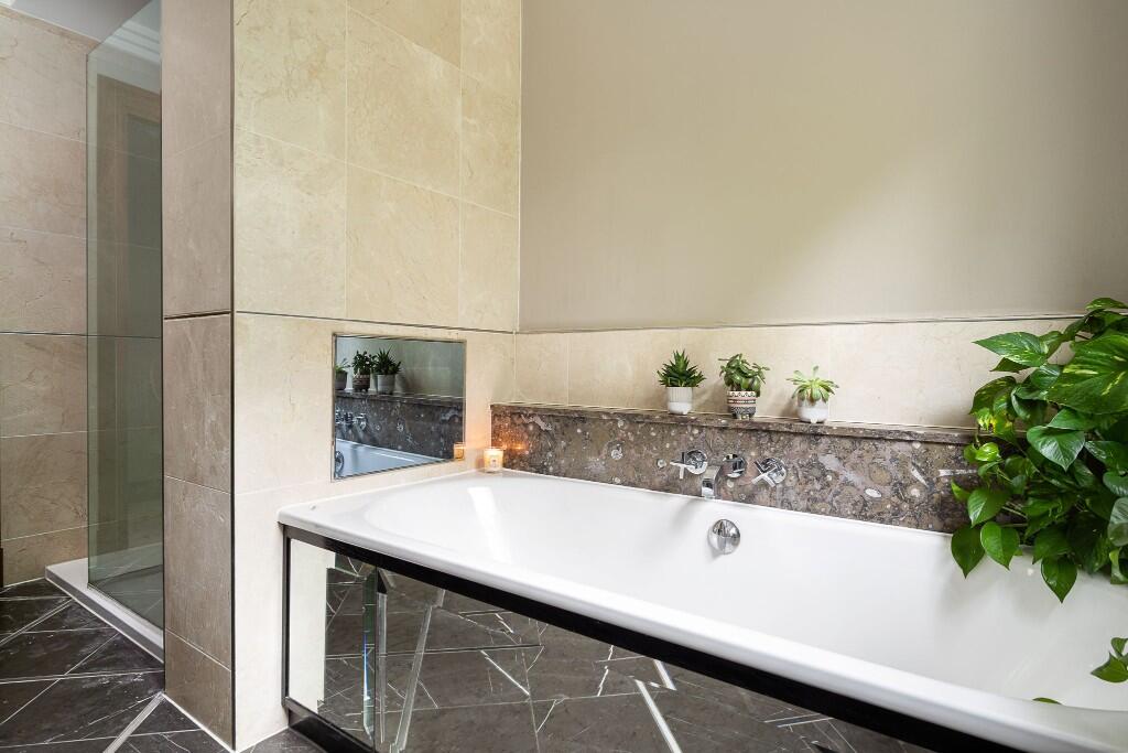 Main bed en-suite