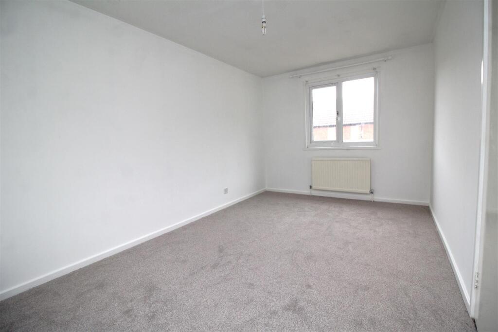 bedroom 1 .JPG