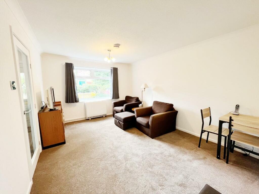 Lounge pic 1.jpg
