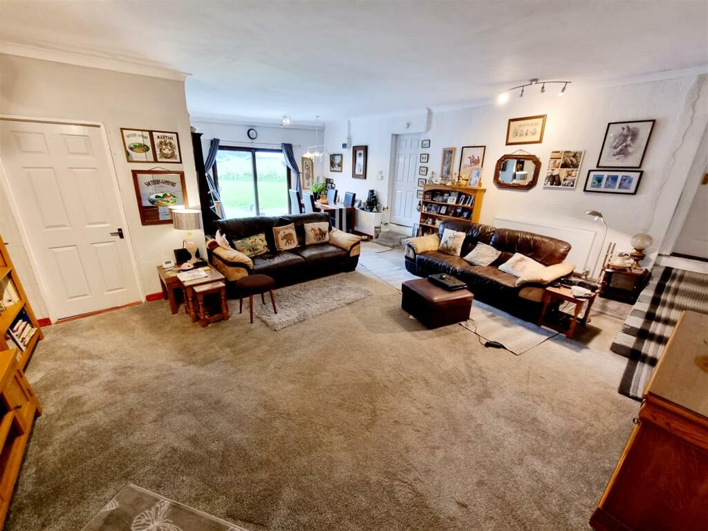 Sitting room 1.jpg