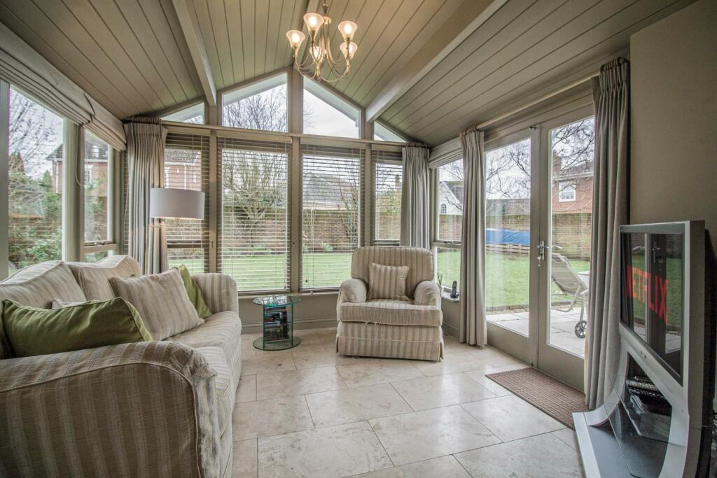 4 Bear Meadow, Beyton [Conservatory]01.jpg