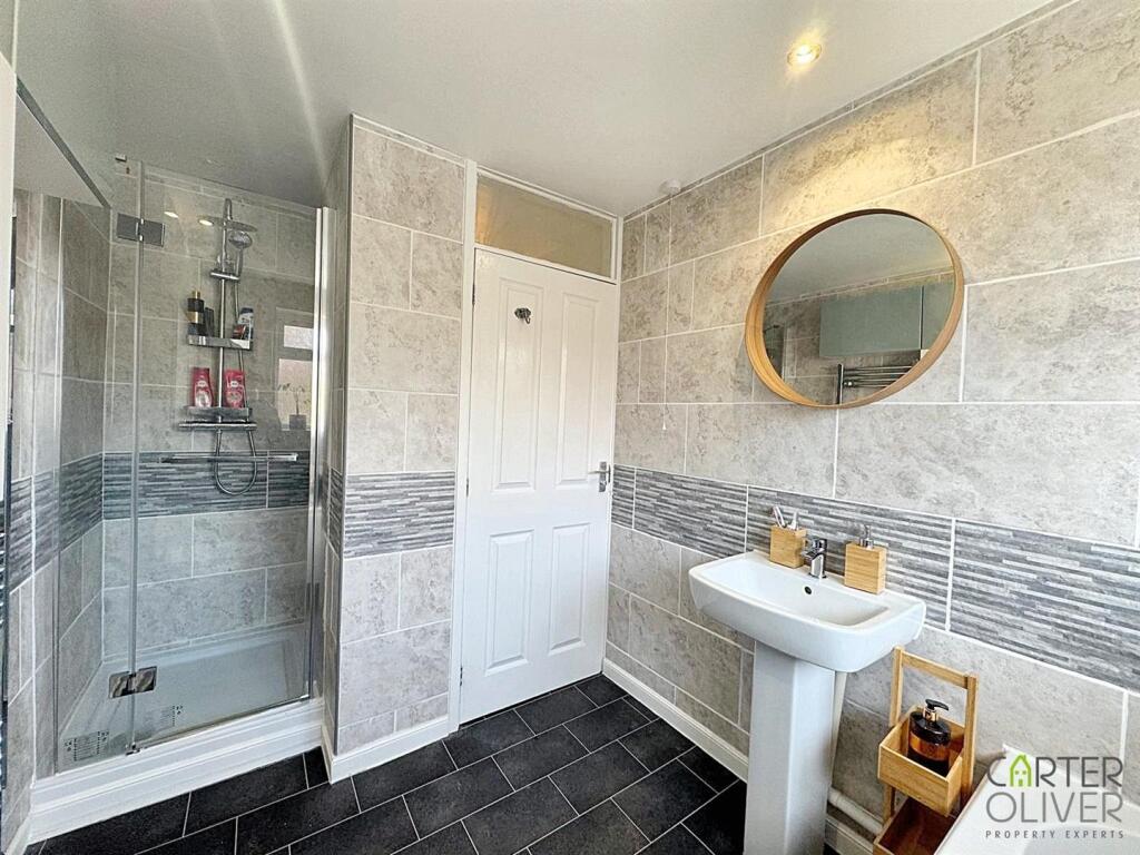 Bathroom (rear)