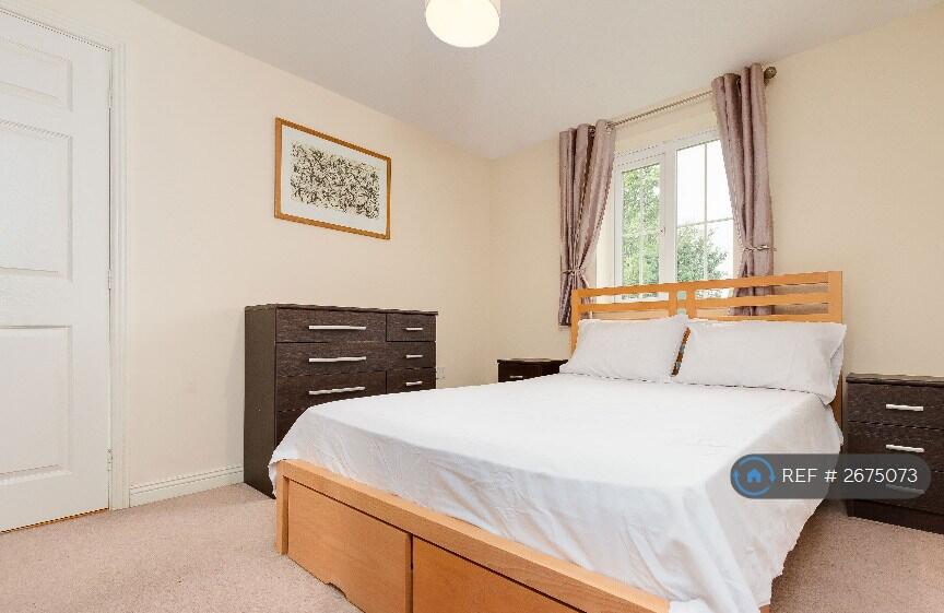 Bedroom With v Comfy Bed