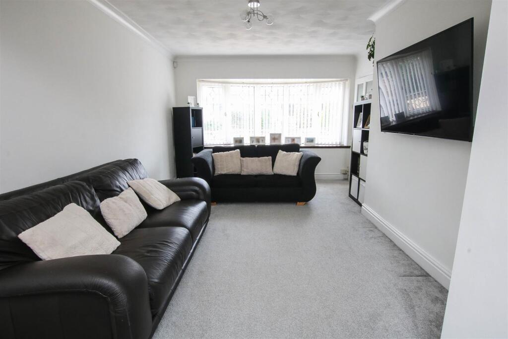 OPEN PLAN LIVING ROOM