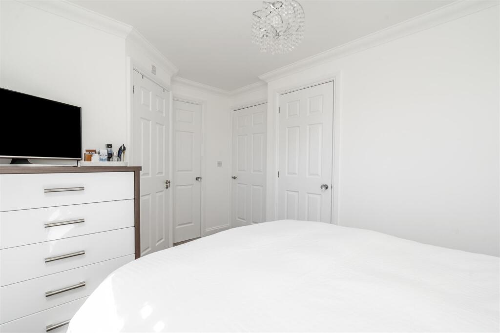 2 Enderby Close Bentley Heath_14.jpg