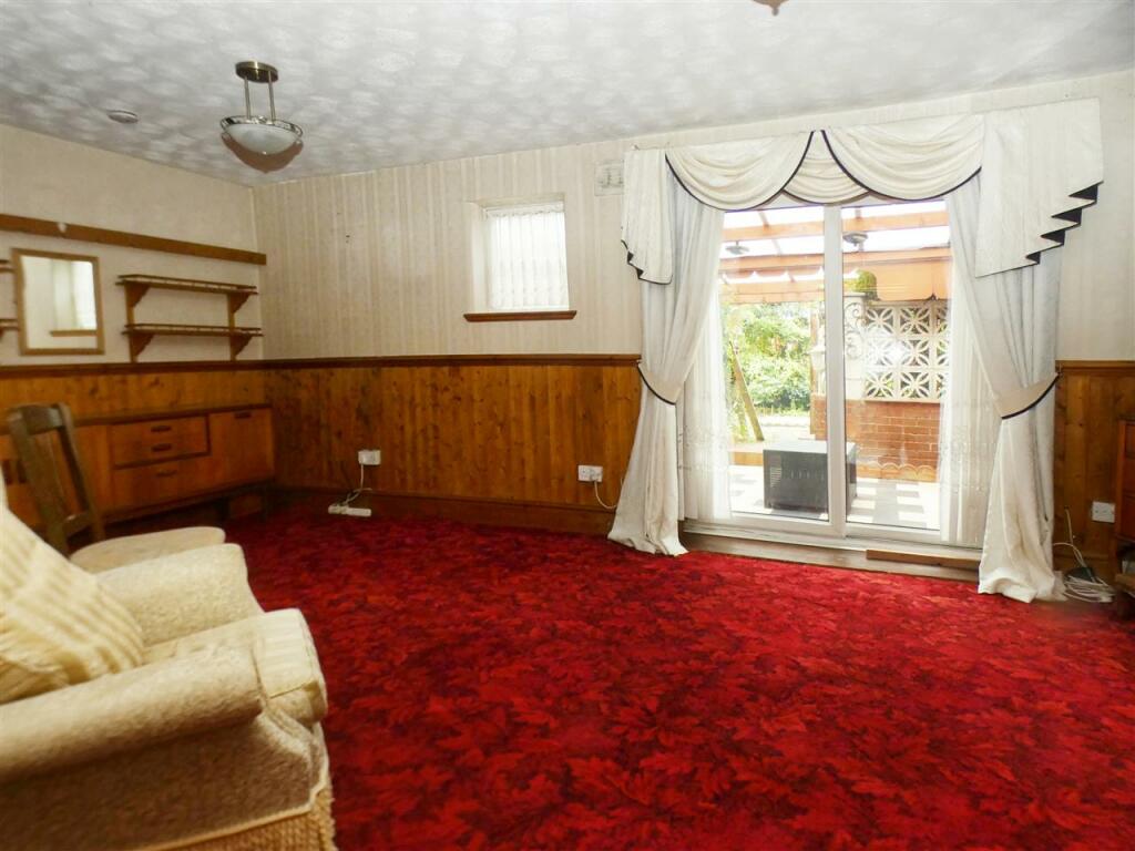 Lounge/Dining Room