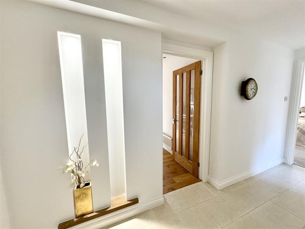LOWER GROUND FLOOR HALLWAY