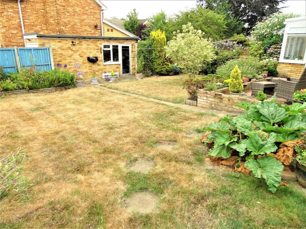 GOOD SIZE REAR GARDEN