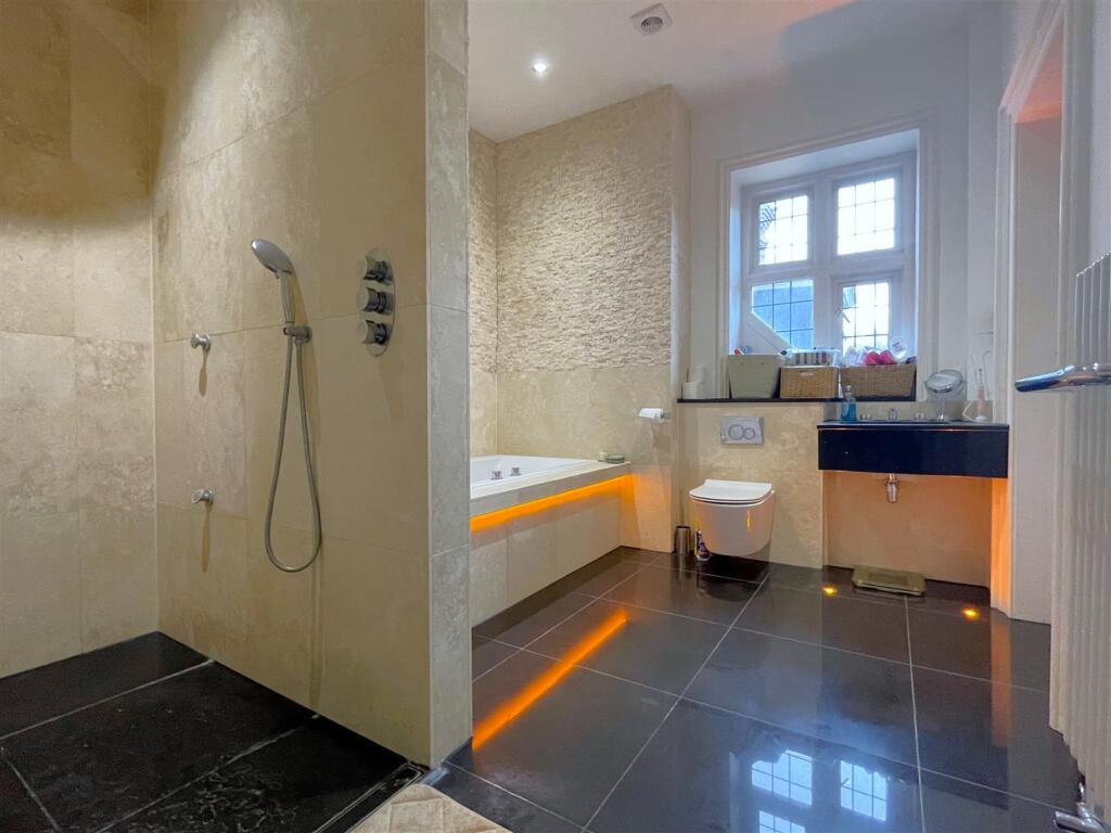 Bathroom.n.jpg
