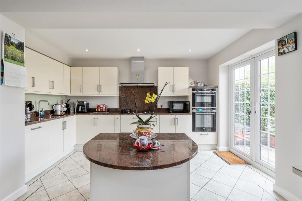 6 Stapenhall Road_3.jpg