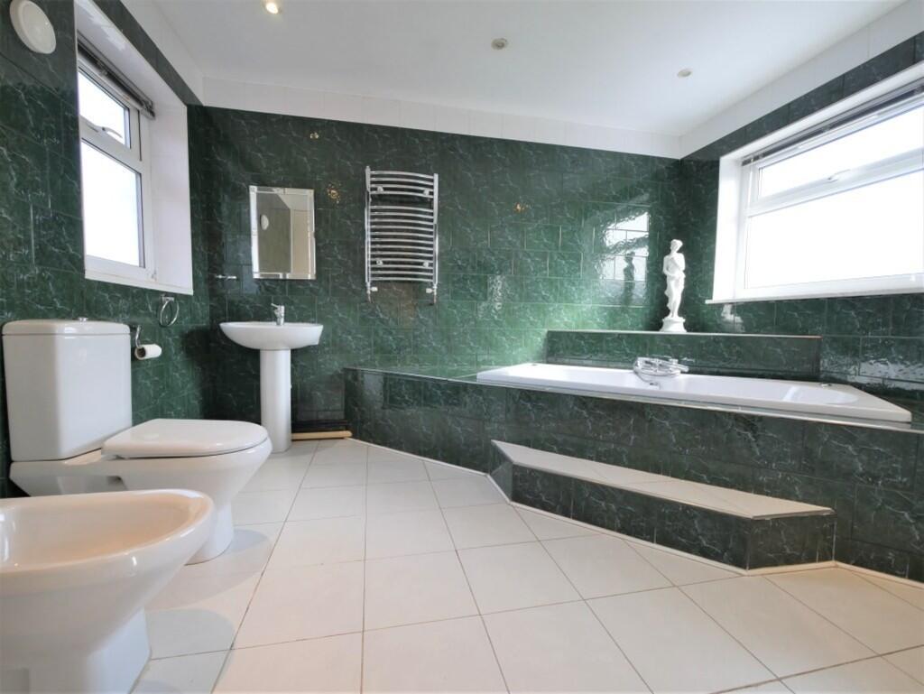 PRINCIPAL EN SUIT...