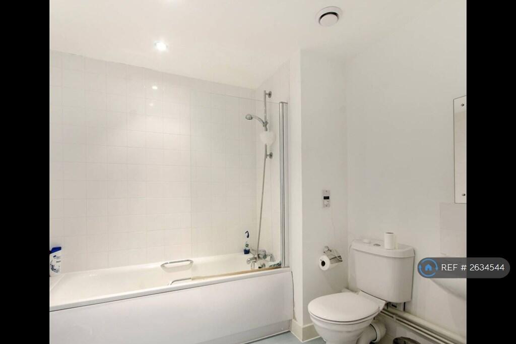 Spacious Bathroom